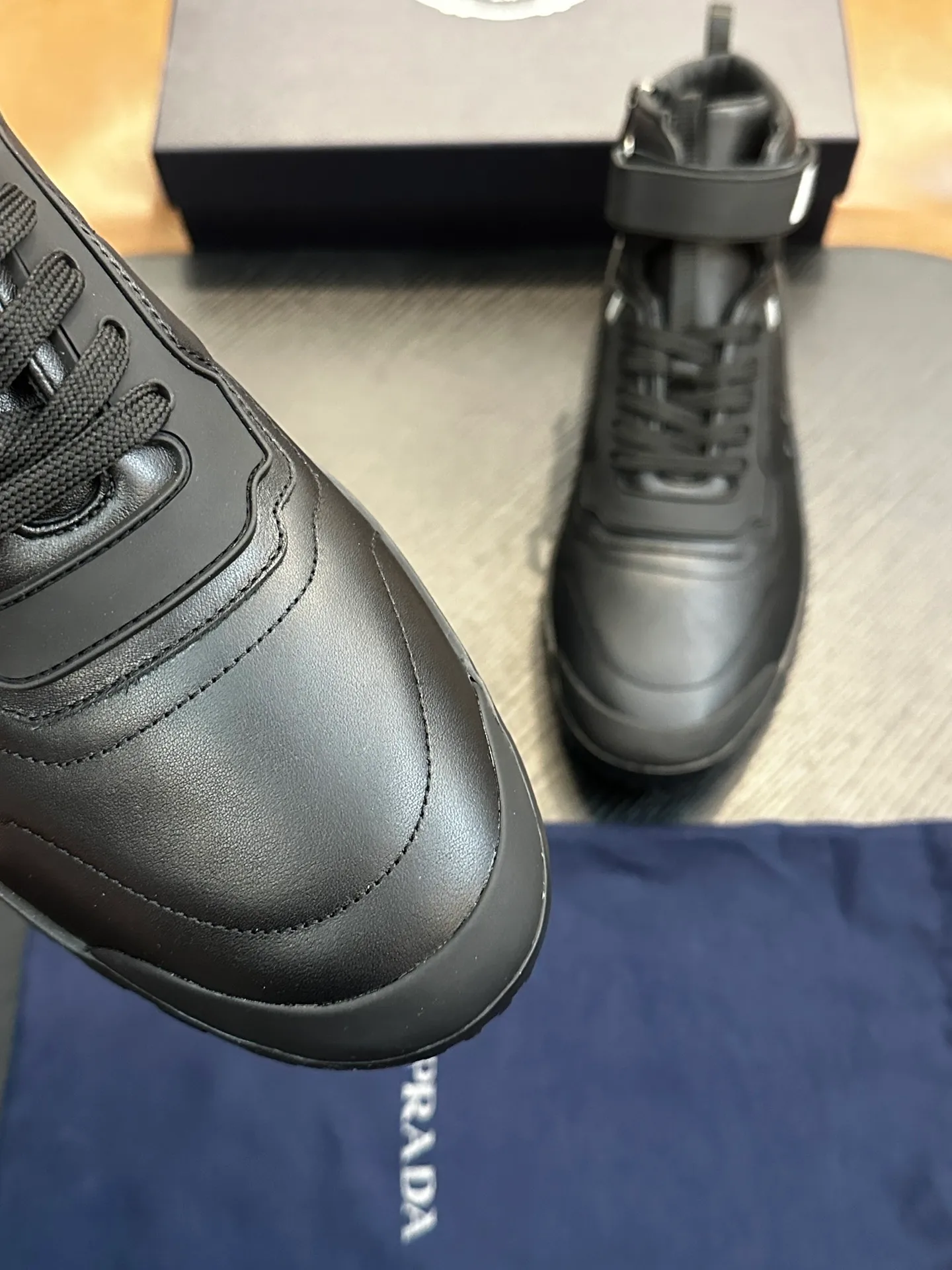 [ PRADA ] Top P: 880💰 ▪️Size: 39-44 (customized at 38.45) Prad*Prada (Mauri order can be made) new men's nylon fabric sneakers This casual sneaker combines elegant and innovative design. It is made of nylon stretch fabric and has a slip-on design. The upper strap is equipped with an adjustable metal buckle, and the letters "PRADA" are eye-catching on the side of the shoe. Comes with full original packaging!